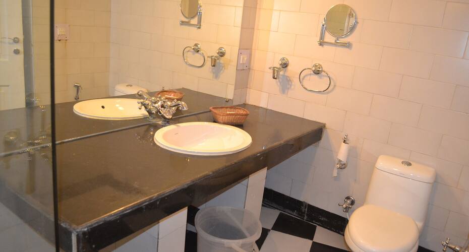 Hotel Gulmour, Jammu 4